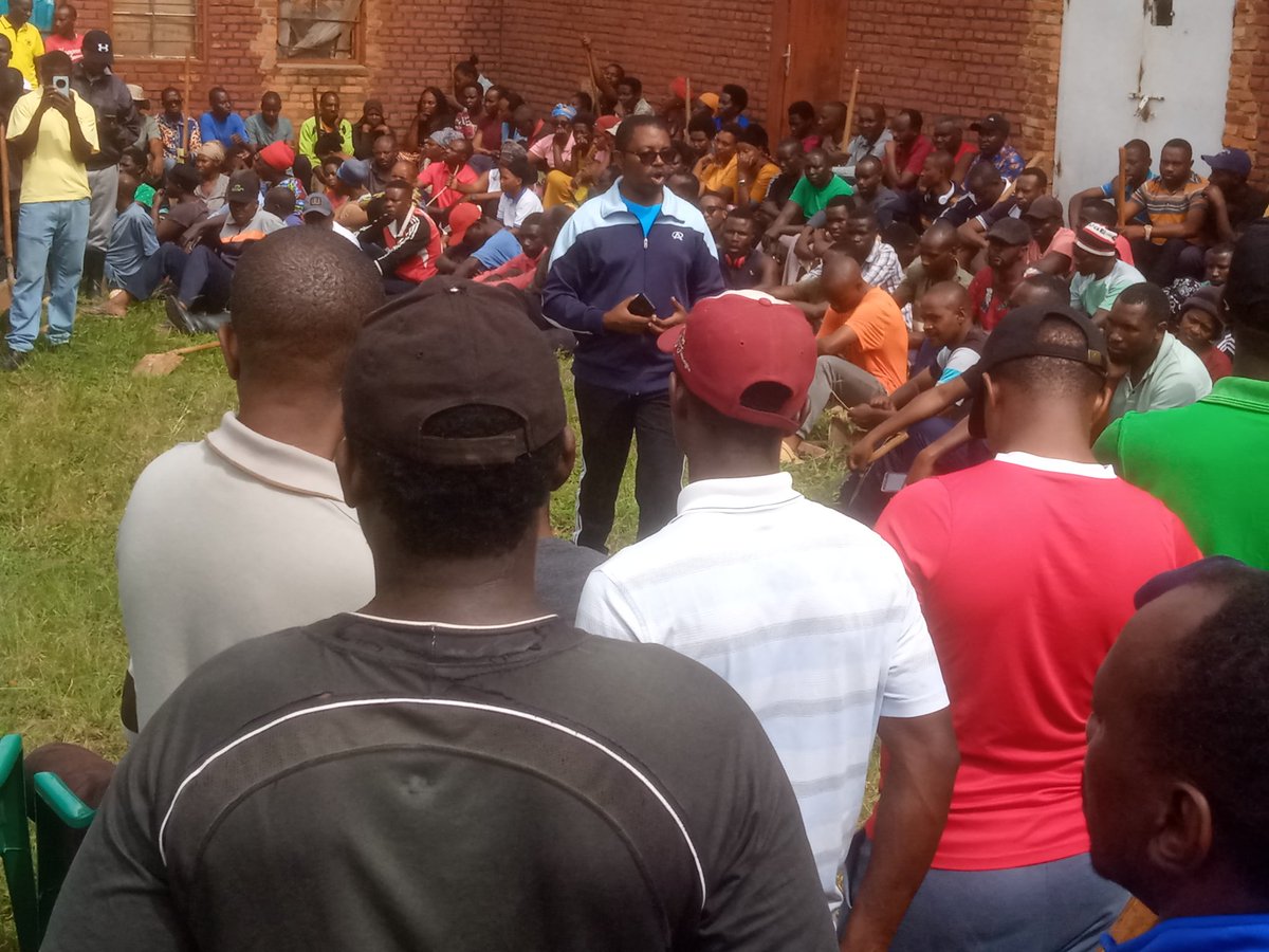 jabanasector's tweet photo. Nyuma y' #Umuganda, aganira n'abaturage, ES wa @jabanasector Bwana Shema Jonas yabasobanuriye Umushinga wo kwagura ububiko bw'ibikomoka kuri petrol, abakangurira #Kwirinda no #kurwanyaMalaria, gutanga #Mutuel ku gihe, n'izindi gahunda za Leta. https://t.co/SngQygsOyf