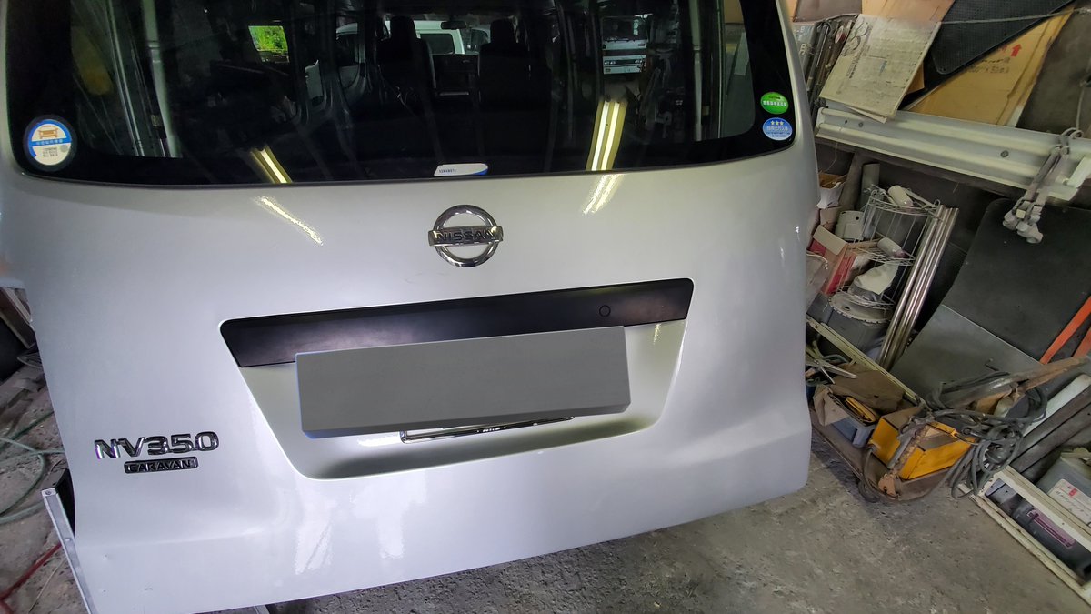 キャラバンのボディめちゃめちゃ固いっすね…、マジ鈑金するだけでも手が痺れるほどであった。
あとプレスラインの曲面計算がそれなり以上に難しかった、ハイエースのラインの方がどちらかと言うと得意かもしれない。

２５℃を超え始めると溶剤の揮発率が一気に高くなるから目に染みるね😃