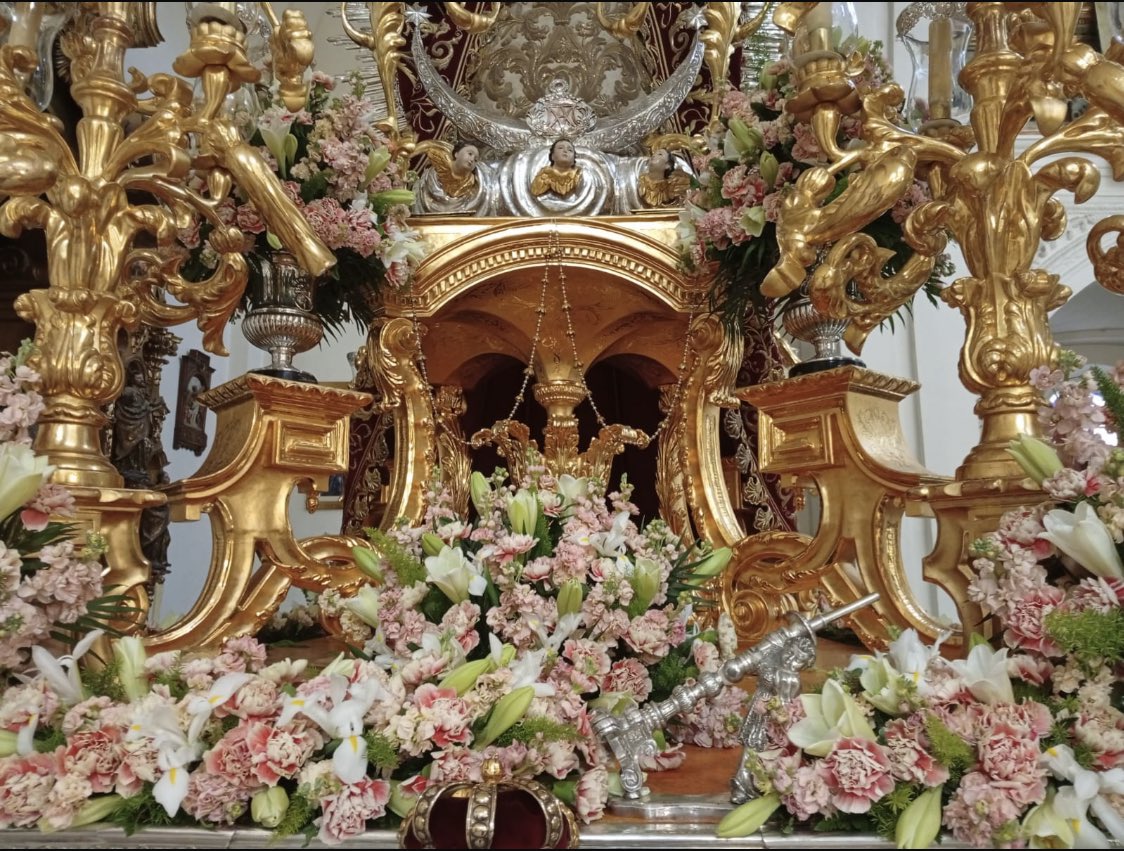 El paso de la Santísima Virgen se reviste de las flores que resuenan en San Bartolomé cada año.

“Fragante azucena, clavel matizado,
Lirio perfumado, precioso alhelí..”

Copla “Reina de los cielos” en Honor de Nuestra Madre de la Alegría en 1919 por D. Manuel Lerdo de Tejada.