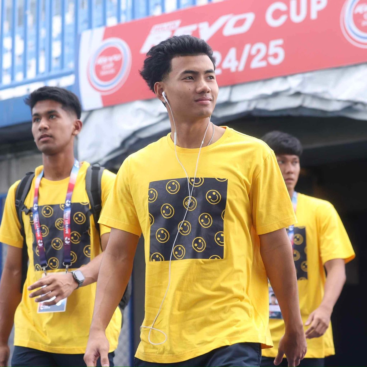 Goal_TH's tweet photo. ทัพนักเตะ ลำพูน วอริเออร์ และ บุรีรัมย์ ยูไนเต็ด เดินทางถึง 🏟️ บีจี สเตเดียม เตรียมทำศึก รีโว่ คัพ รอบชิงชนะเลิศ 🏆

⏰ คิกออฟ 18:00 น.
📺 ถ่ายทอดสดทาง True Ball Thai 1

#บอลไทย #รีโว่คัพ #RevoCup https://t.co/DA8E1HAoM8
