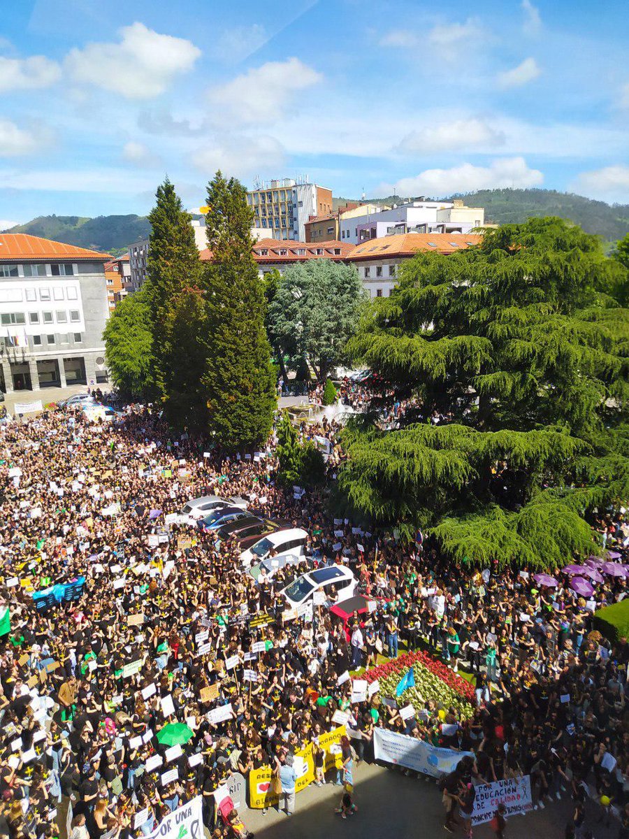 davidfesoria's tweet photo. Mañana, comenzando el mes de junio, el profesorado asturiano saldrá a las calles de Uviéu en defensa del sistema educativo PÚBLICO asturiano.

Llevamos 5 días de huelga indefinida y no tenemos pensado parar hasta que el @GobAsturias dote al sistema de los RECURSOS que necesita ✊🏼 https://t.co/ojzaSeIinr