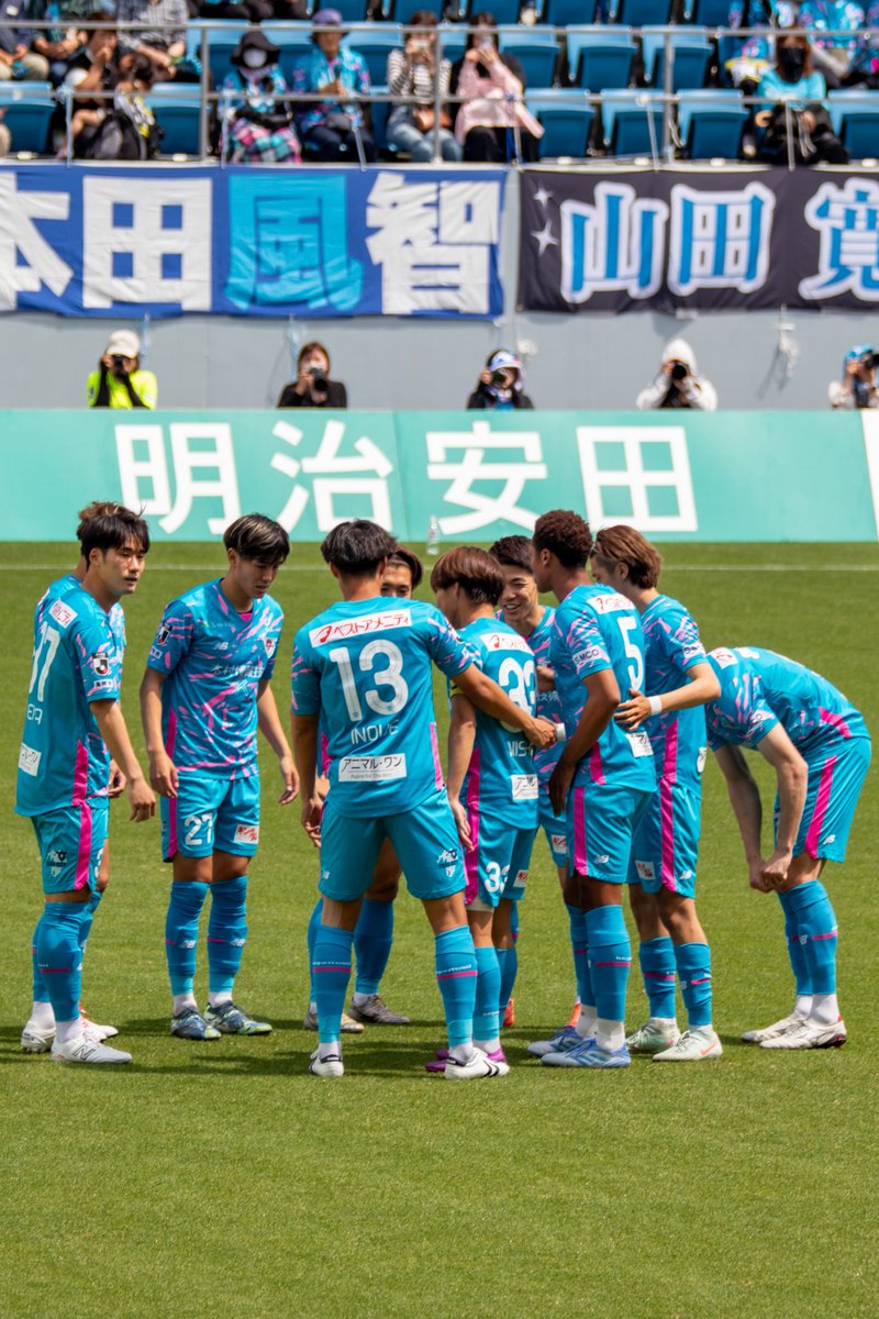 Ig05Z's tweet image. 🗓 𝟐𝟎𝟐𝟓.𝟎𝟓.𝟑𝟏

密集してて円陣どうした❔おもったら、西矢くんパンツ反対でお着替えタイム⏳

 #西矢健人 選手  #サガン鳥栖  #sagantosu