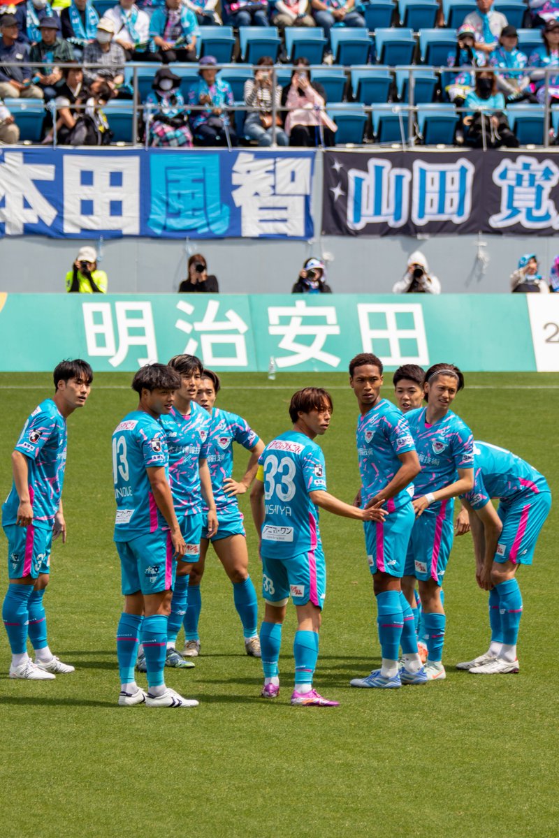 Ig05Z's tweet image. 🗓 𝟐𝟎𝟐𝟓.𝟎𝟓.𝟑𝟏

密集してて円陣どうした❔おもったら、西矢くんパンツ反対でお着替えタイム⏳

 #西矢健人 選手  #サガン鳥栖  #sagantosu