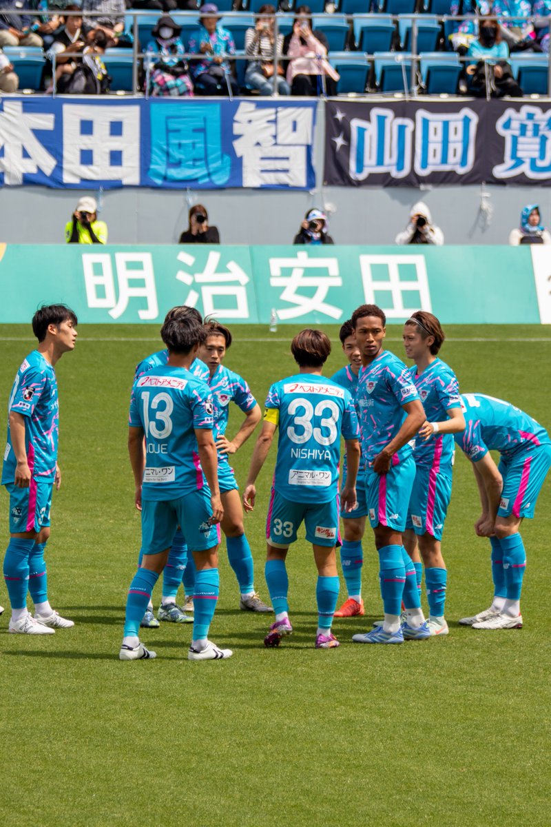 Ig05Z's tweet image. 🗓 𝟐𝟎𝟐𝟓.𝟎𝟓.𝟑𝟏

密集してて円陣どうした❔おもったら、西矢くんパンツ反対でお着替えタイム⏳

 #西矢健人 選手  #サガン鳥栖  #sagantosu