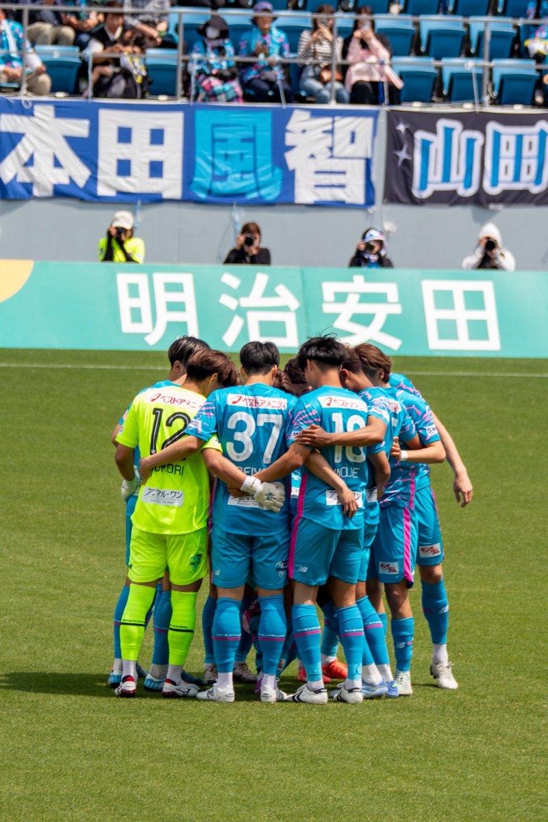 Ig05Z's tweet image. 🗓 𝟐𝟎𝟐𝟓.𝟎𝟓.𝟑𝟏

密集してて円陣どうした❔おもったら、西矢くんパンツ反対でお着替えタイム⏳

 #西矢健人 選手  #サガン鳥栖  #sagantosu