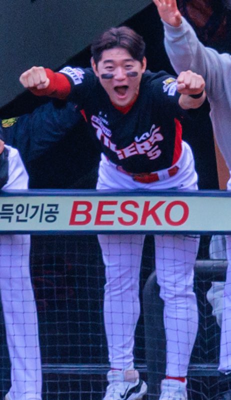 익명의 샘이 보내주신,
내도영 보실분
작년 코시 태군마마가 만루홈런 쳣을때래  ㅆ8진짜 개뿜    
곧 덕아웃에서 튀어나갈꺼같음