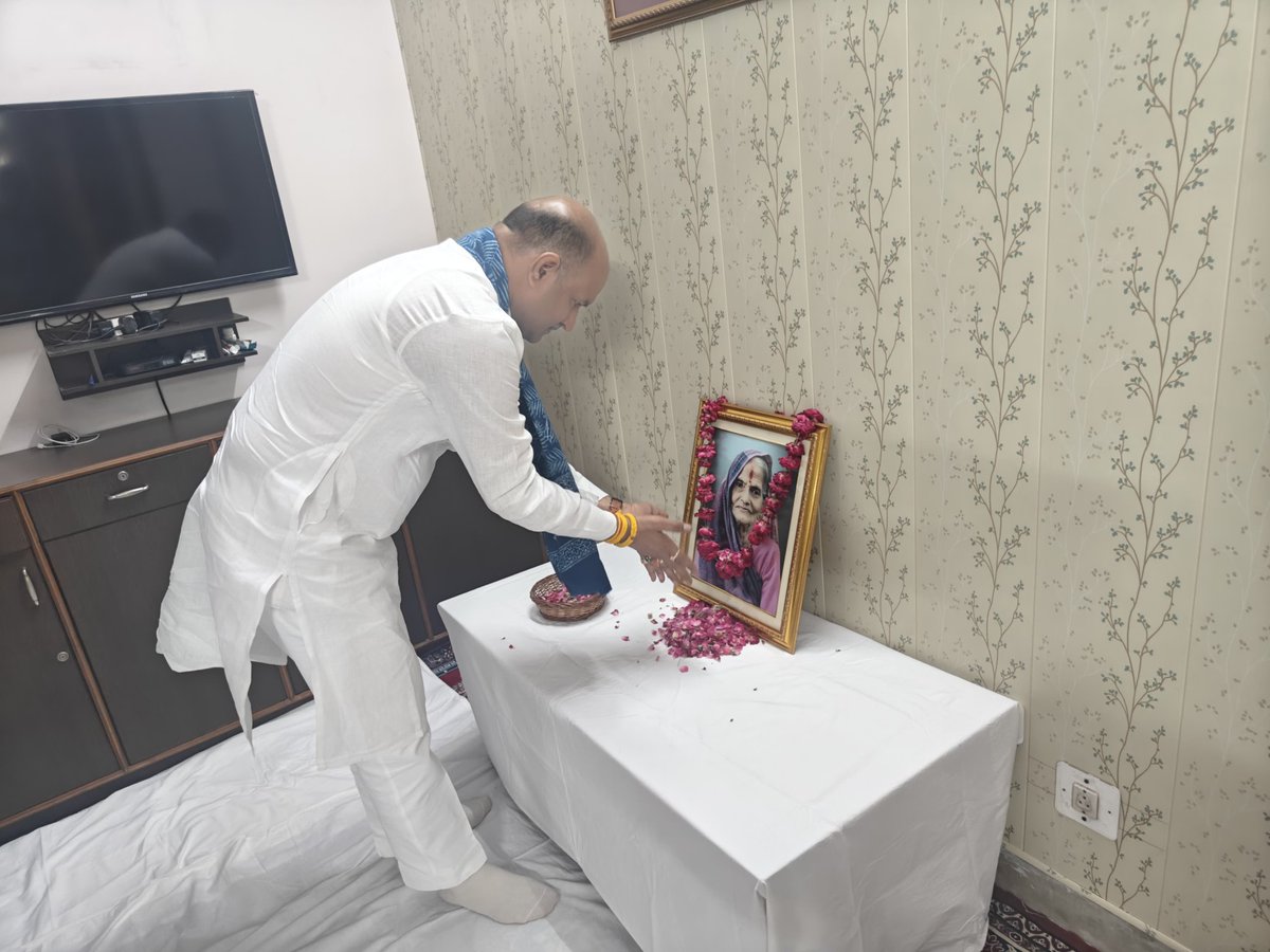 cpjoshiBJP's tweet photo. भाजपा प्रदेश कार्यालय प्रभारी श्री मुकेश पारीक जी की माताजी का निधन होने पर आज उनके निवास पर शोक संतप्त परिवारजनों से मिलकर शोक संवेदना व्यक्त की। https://t.co/We4JBACKRM