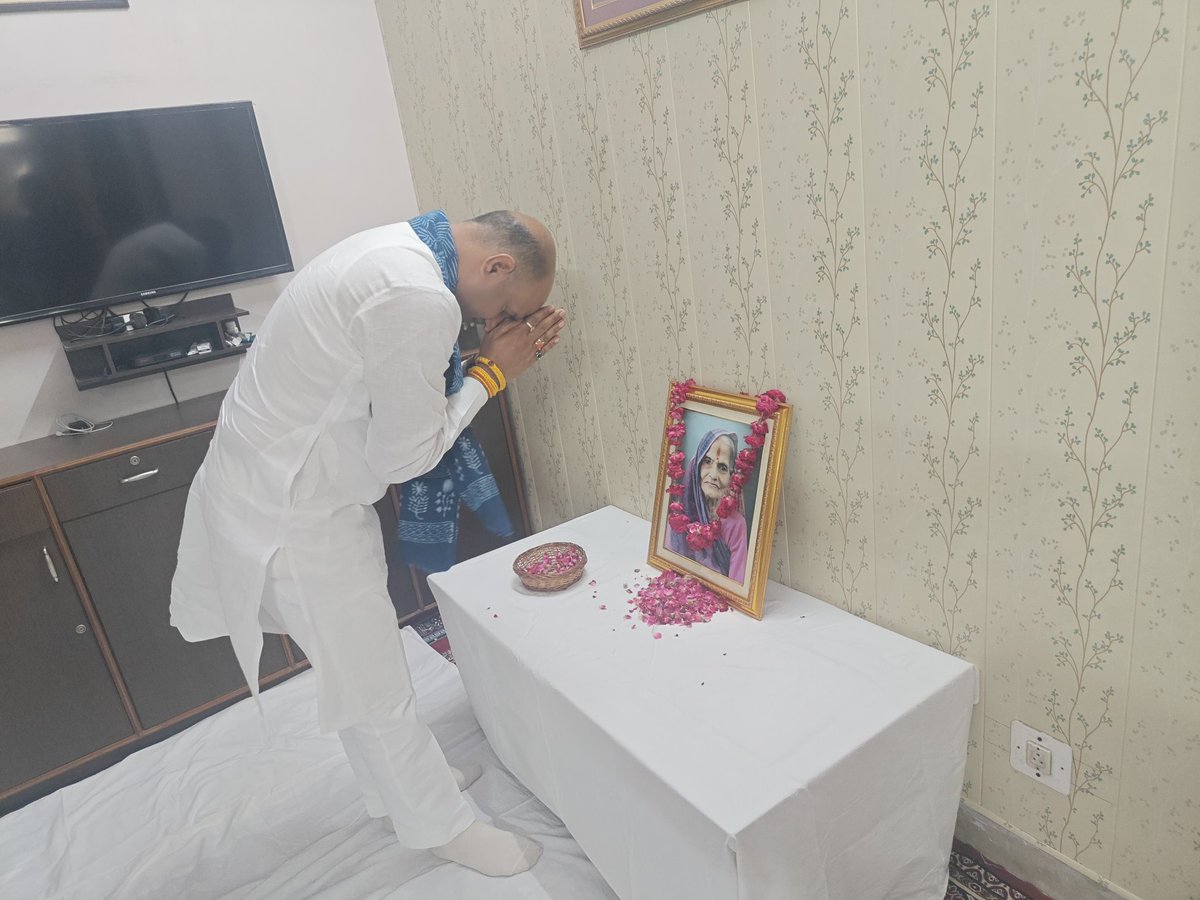 cpjoshiBJP's tweet photo. भाजपा प्रदेश कार्यालय प्रभारी श्री मुकेश पारीक जी की माताजी का निधन होने पर आज उनके निवास पर शोक संतप्त परिवारजनों से मिलकर शोक संवेदना व्यक्त की। https://t.co/We4JBACKRM