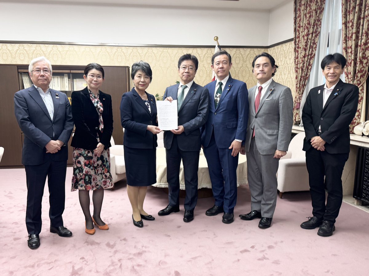 「優れた医療機器を世界に迅速かつ安全に国民に届けるための議員連盟」の提言を加藤財務大臣、福岡厚労大臣に手交しました。