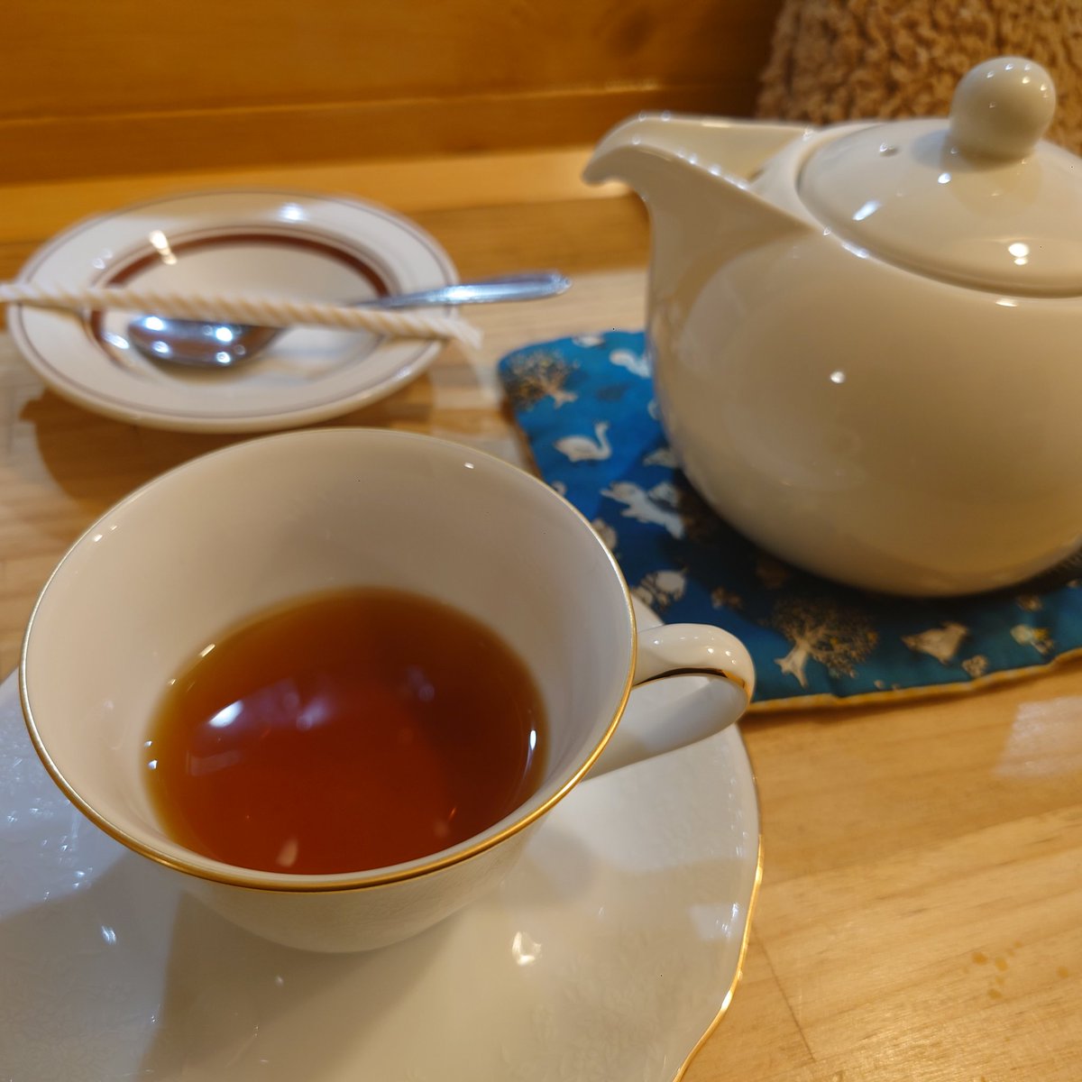 そると⛩🎃🍎 (@shiokara_gnj79) on Twitter photo というわけで名古屋のティーピックさんです。
(<a href="/teapick_teapick/">紅茶屋さん『Teapick(ティーピック)』</a>)
とても真面目でカオスなお店……!(褒め言葉)
入店した瞬間に「鯛のにおいがする!?」ってなる紅茶専門店は初めてだぜ…… というわけで名古屋のティーピックさんです。
(<a href="/teapick_teapick/">紅茶屋さん『Teapick(ティーピック)』</a>)
とても真面目でカオスなお店……!(褒め言葉)
入店した瞬間に「鯛のにおいがする!?」ってなる紅茶専門店は初めてだぜ……