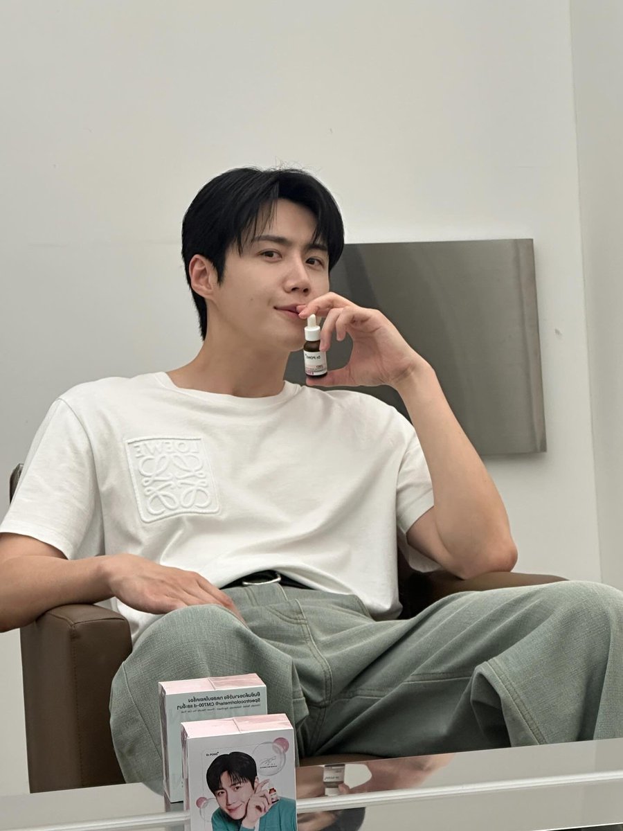 seonhojoy's tweet photo. not so used to him sitting so confidently like this 🤭🫠 https://t.co/nWMsUvHFMI