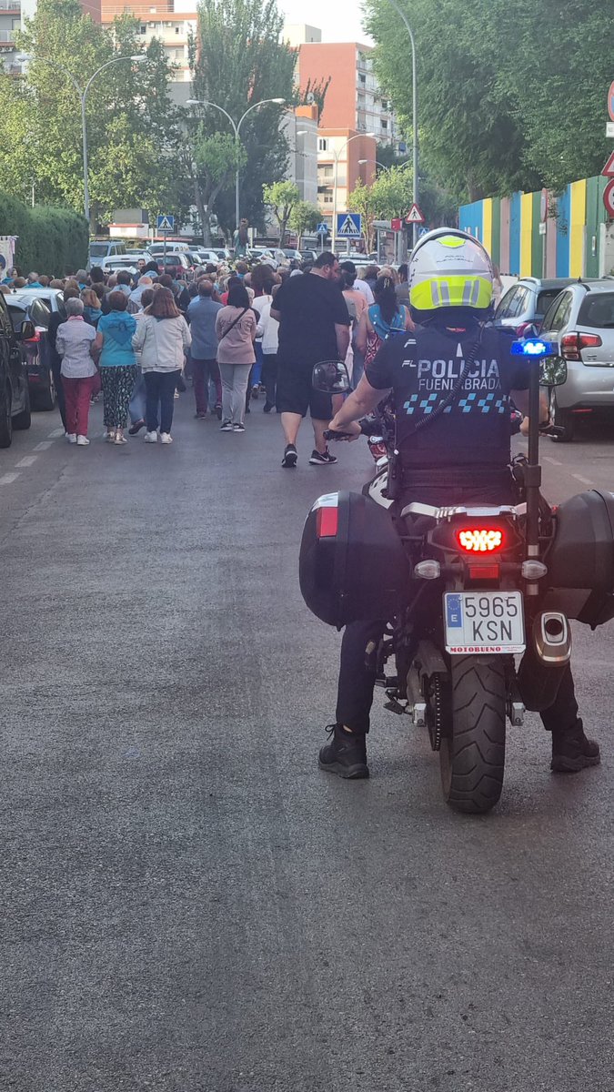 Policía Local en la Procesión del Rosario de la Aurora

Hoy hemos acompañado a la Parroquia María Auxiliadora del barrio El Naranjo en su tradicional ‘Rosario de la Aurora’, velando por la seguridad de todos los participantes.