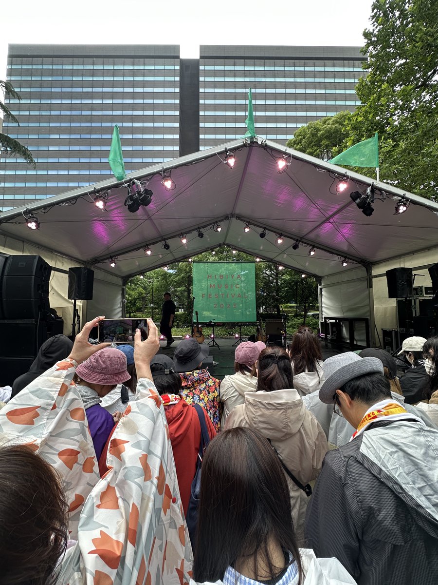 p_a_trespo's tweet image. 本日のニコルズさん、手話サークルのハンドシェイプさんと「LIFE」のコラボレーションステージ
本当に素敵で感動して涙が出ちゃうかと思ったけど最後まで笑って楽しみました😊
来年も日比谷音楽祭でニコルズ見たいので是非よろしくお願いします！
 #handshape
#dw25
#日比谷音楽祭2025