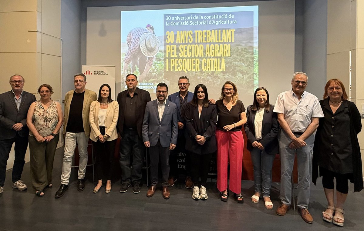 Pere Aragonès i Garcia (@perearagones) on Twitter photo Enhorabona pels 30 anys de la Comissió Sectorial d’Agricultura d’<a href="/Esquerra_ERC/">Esquerra Republicana</a>. Donant veu i lluitant pel present i el futur.
Sense sector primari no hi ha país. Dignificar-lo és un acte de justícia. De defensa de Catalunya. Sempre al costat dels pagesos, ramaders i pescadors! Enhorabona pels 30 anys de la Comissió Sectorial d’Agricultura d’<a href="/Esquerra_ERC/">Esquerra Republicana</a>. Donant veu i lluitant pel present i el futur.
Sense sector primari no hi ha país. Dignificar-lo és un acte de justícia. De defensa de Catalunya. Sempre al costat dels pagesos, ramaders i pescadors!