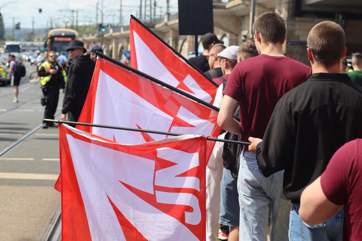 Dresden 📌

Die deutsche Jugend macht Front gegen den "CSD" und damit gegen die Propagierung widernatürlicher Lebensformen. 

Keinen Meter deutschen Boden ihrer Perversion, kein Meter dem Neo-Marxismus!