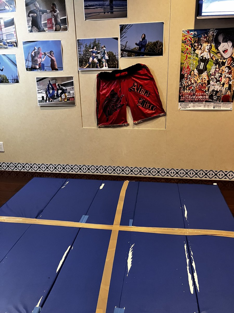 AtoC_042's tweet photo. ほんここ
#Gコレクション
でのマットプロレス
間も無くゴング
楽しみだー！

その前にお酒を作る2人

#定アキラ
#緑野アミサ https://t.co/PIC4x3UDip