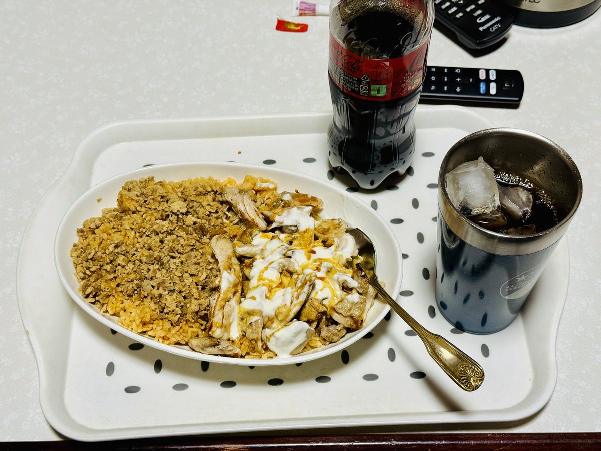 iso_veeyann's tweet photo. 晩ごはーーーんはテンダーマンのチキオバあいがけお持ち帰り!
お外で食べられなかったのは残念😢
#チキオバ食いてえ
#TENDERMAN https://t.co/PLY0v9Tzvq