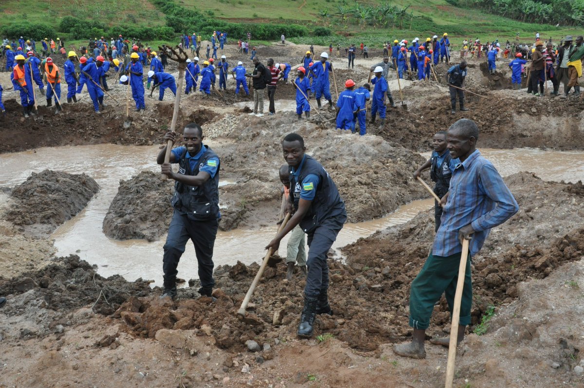 Kamonyi District (@kamonyi) on Twitter photo Guverineri <a href="/RwandaSouth/">Southern Province | Rwanda</a> Mme Kayitesi Alice, Abadepite , inzego z'umutekano ku rwego rw'Intara n'Akarere, bifatanyije n'abatuye Akarere mu muganda rusange i Karama wo gusubiranya ahangijwe n'abakora ubucukuzi butemewe bw'amabuye y'agaciro mu gishanga cya Gikoro <a href="/RwandaLocalGov/">Ministry of Local Government | Rwanda</a> Guverineri <a href="/RwandaSouth/">Southern Province | Rwanda</a> Mme Kayitesi Alice, Abadepite , inzego z'umutekano ku rwego rw'Intara n'Akarere, bifatanyije n'abatuye Akarere mu muganda rusange i Karama wo gusubiranya ahangijwe n'abakora ubucukuzi butemewe bw'amabuye y'agaciro mu gishanga cya Gikoro <a href="/RwandaLocalGov/">Ministry of Local Government | Rwanda</a>