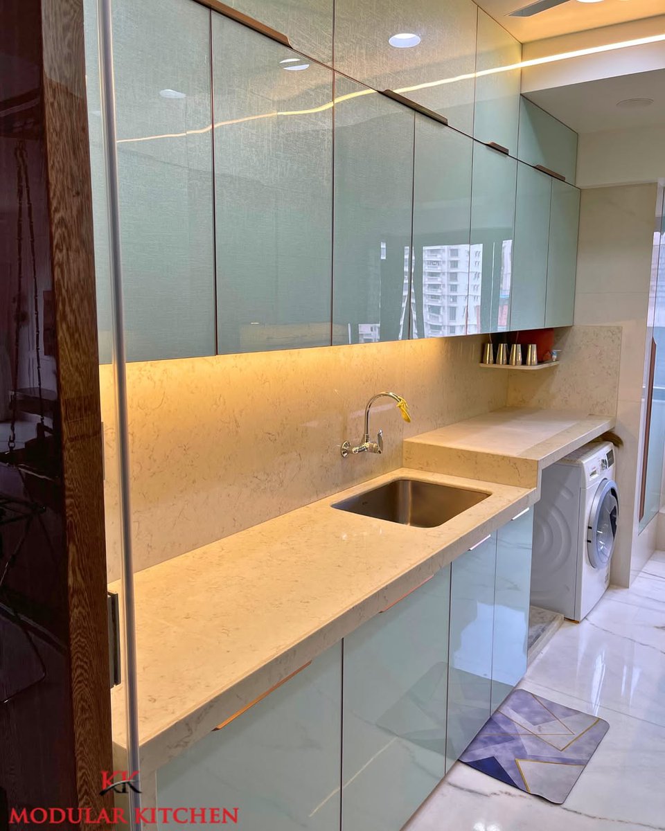 KKModularKitchn's tweet image. Featuring textured back-painted glass finish and premium Blum hardware, this kitchen is the perfect blend of luxury and functionality.

Quality that lasts, style that stands out!

#modularkitchen #kitchenrenovation #blumhardware #glassfinishkitchen #luxurykitchen