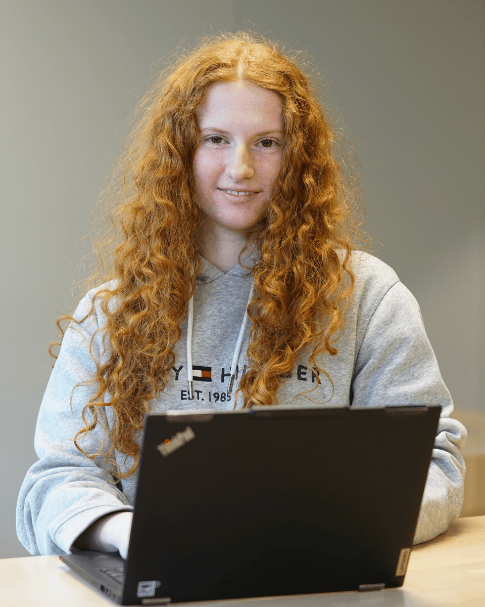 inc_cantonBE's tweet photo. 📌 Stefanie Kreutner absolviert bei der SBB ein Praxisintegriertes Bachelorstudium (PiBS) zur Informatikerin FH. Soeben hat sie die Basisausbildung abgeschlossen. Diese erfolgt in Selbstlernmodulen.

https://t.co/4GRUWKCHQd https://t.co/kNiNJdThtY