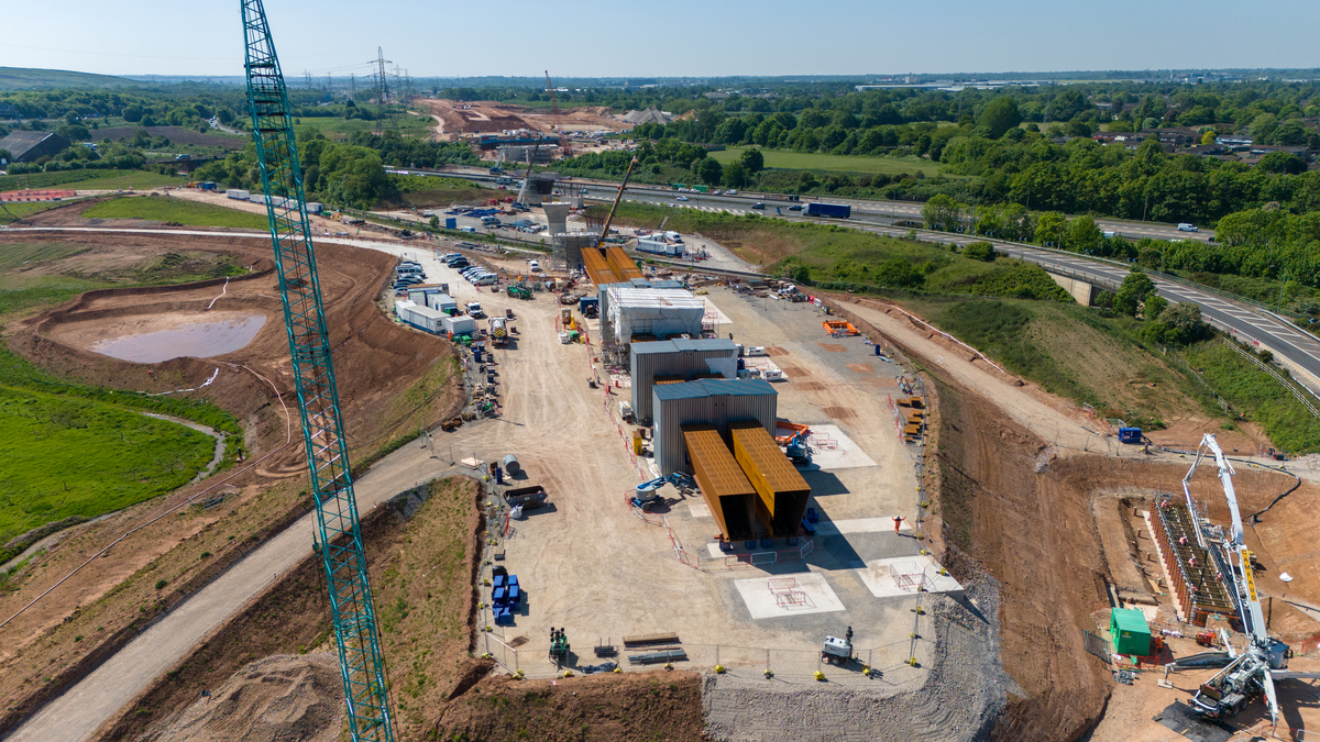 Some recent 📸's of our construction progress👇

📷 Tunnel boring machine ‘Caroline’ being lifted from below ground.  

📷 First platforms installed at our Old Oak Common station. 

📷 Aerial view of the first section of the M6 South viaduct being assembled. 

#HS2InPictures
