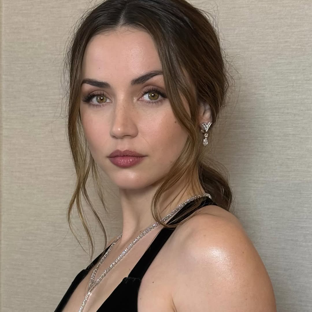 ana de armas base tweet media