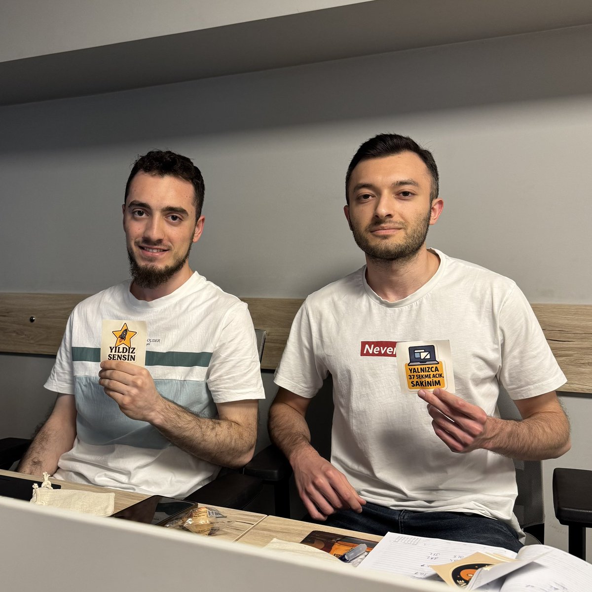 HaliciGroup's tweet photo. Sürpriz mesajlı kurabiyelerimiz ve motivasyon kartlarımız ile yeni haftaya şimdiden hazırız!
Hep birlikte, daha güçlü, motive ve başarılı bir hafta geçirmeyi diliyoruz.
#HALICI #halıcıgroup #breakforfun #team #ekip #ekipruhu #takım #motivasyon https://t.co/ELHyGwLBxH