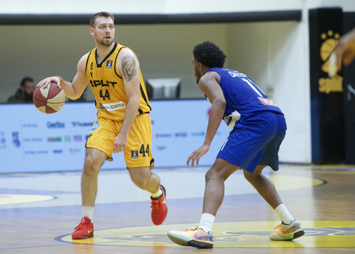 Danas se od 19 sati igra majstorica polufinala između Splita i Dinama, a prijenos možete pratiti na Maxsportu 1, ali tek kad završi prijenos mnogo važnije utakmice: u 17:30 kreće derbi Jadrana iz Ploča i Hrvaca u posljednjem 3. nog. lige!

Tako treba, prioriteti su prioriteti 👌