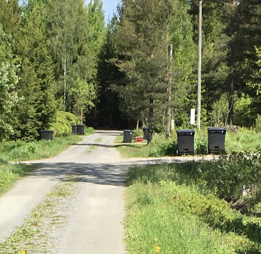 Det går framåt. Förr i tiden la man soporna på bakgården  där ingen såg dem. I dag dominerar soptunnorna det bebyggda landskapet och de är det första man ser.