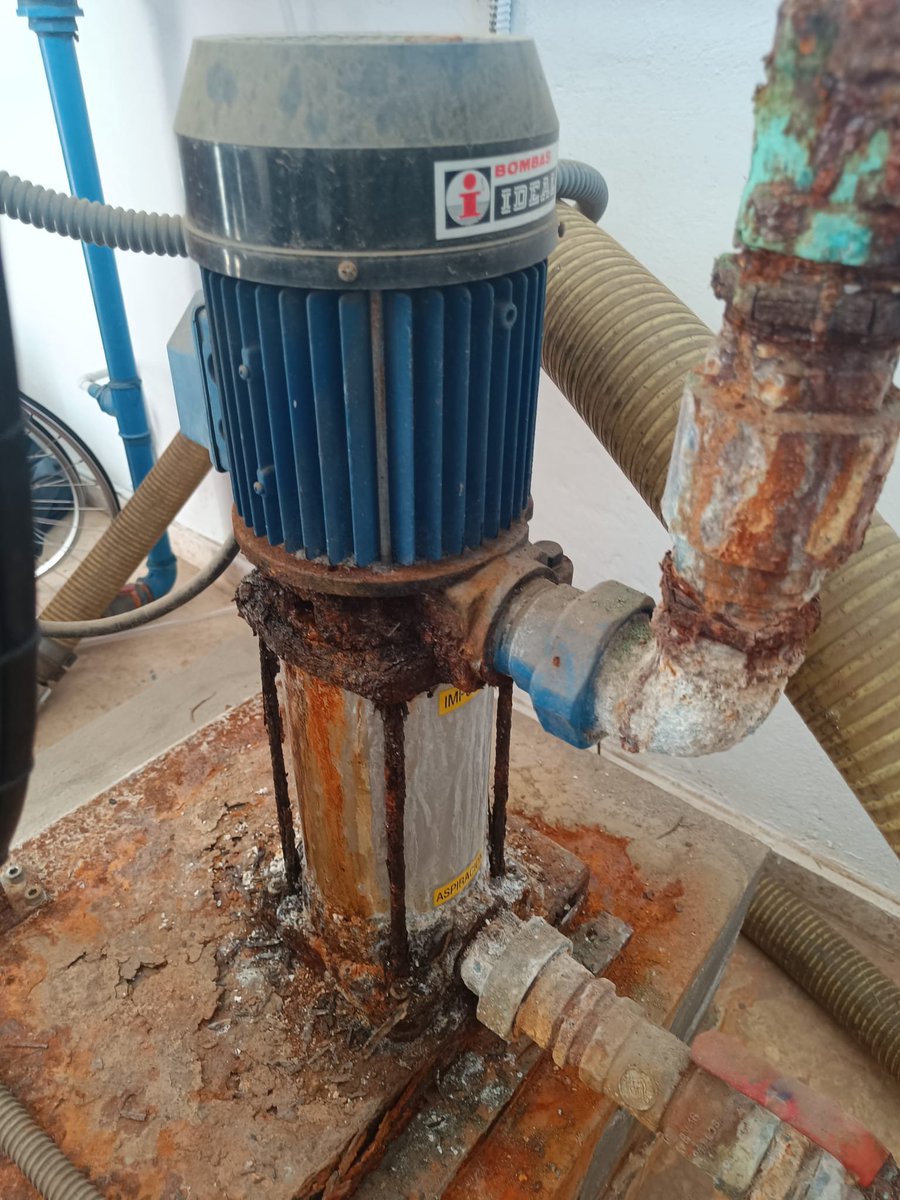 encierrobombmlg's tweet photo. 🔴La avería por el mal estado de las bombas de agua que cargan nuestros camiones en el parque del Limonar por falta de mantenimiento e inversión de @PPaytoMalaga @carlosmconde @pacodelatorrep hace que tengamos que cargan un camión de un grifo de agua potable.

🔴Este mismo parque sigue tirando cerca de 2000 litros al día de una fuga del sistema de agua caliente.