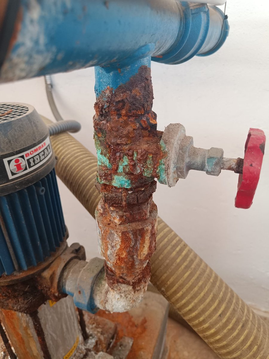encierrobombmlg's tweet photo. 🔴La avería por el mal estado de las bombas de agua que cargan nuestros camiones en el parque del Limonar por falta de mantenimiento e inversión de @PPaytoMalaga @carlosmconde @pacodelatorrep hace que tengamos que cargan un camión de un grifo de agua potable.

🔴Este mismo parque sigue tirando cerca de 2000 litros al día de una fuga del sistema de agua caliente.