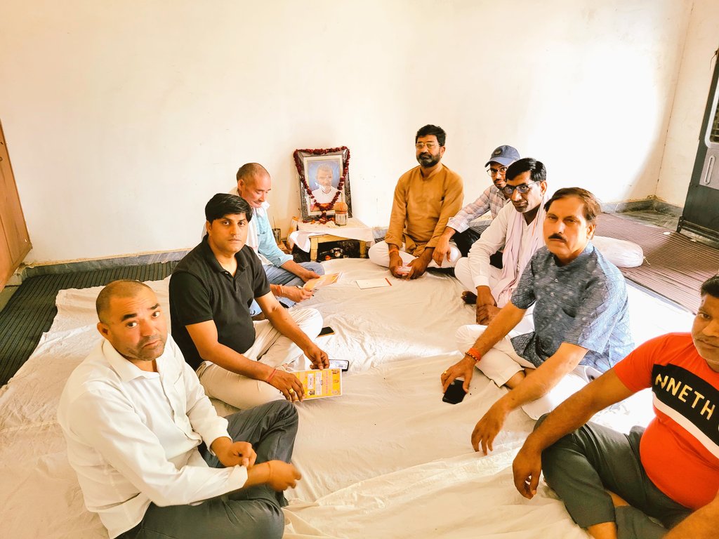 अखिल राजस्थान राज्य कर्मचारी संयुक्त महासंघ (एकीकृत) के धौलपुर जिला अध्यक्ष व राजस्थान शिक्षक संघ एकीकृत के प्रदेश महामंत्री चन्द्रभान जी चौधरी के गांव विसायतिपुरा करीमपुर सैंपऊ धौलपुर में उनके पिताजी के निधन पर शोक संवेदना व्यक्त करते हुए प्रदेश अध्यक्ष अखिल राजस्थान राज्य