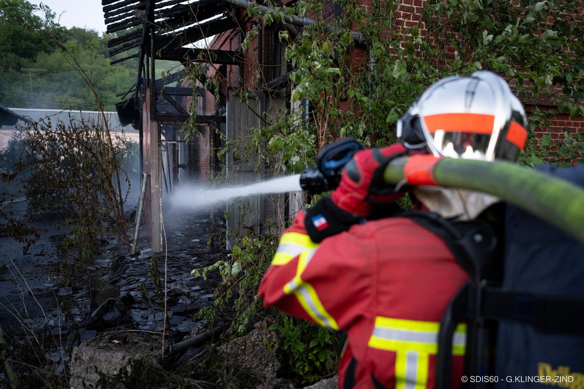 Pompiers60's tweet photo. #Intervention 🔥 Feu de bâtiment à Méru

Ce vendredi 30 mai, les sapeurs-pompiers de l’Oise sont intervenus pour un feu de bâtiment de 250m2 rue Mimaut.

➡️ Trois lances déployées pour éteindre l’incendie
➡️ Deux engins pompes et une échelle sur place
➡️ Aucun blessé à déplorer https://t.co/lAhBIVprP7