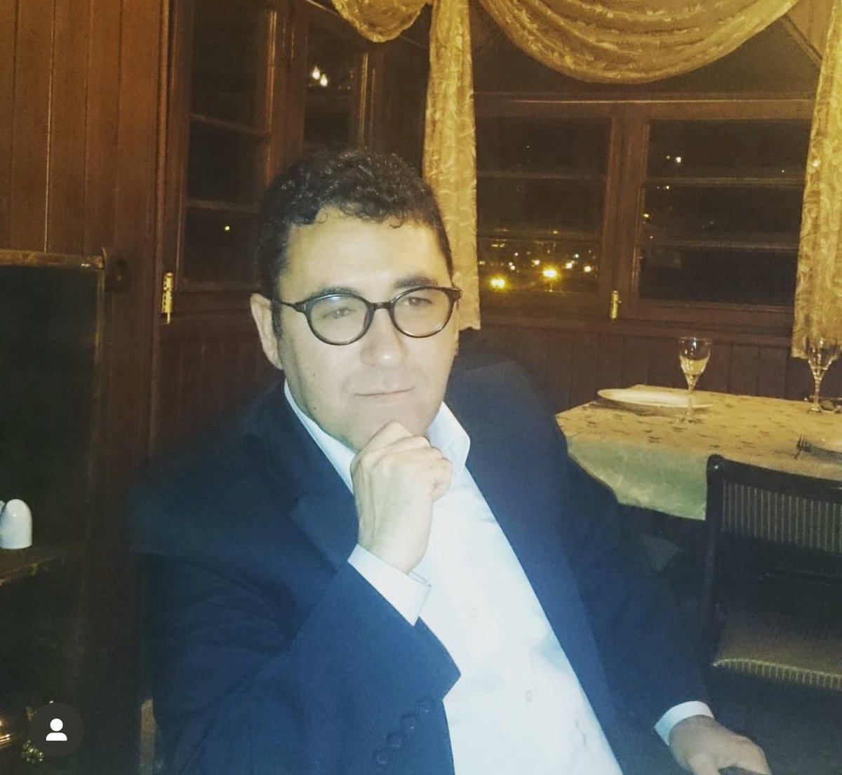 #ابوالفضل_رنجبری 

نمی نویسم.دیگر نمی نویسم...
این عهدی است که بعد از انتشار هر اثر جدیدم با خود می بندم .چرا بنویسم؟ در جامعه ای که اهمیت کباب از کتاب بیشتر و جایگاه چایخانه از چاپخانه رفیع تر است چرا بنویسم؟ چرا آب حیات دست مخاطبی دهم که تشنه دانستن نیست ؟روزگار غریبی است اولین