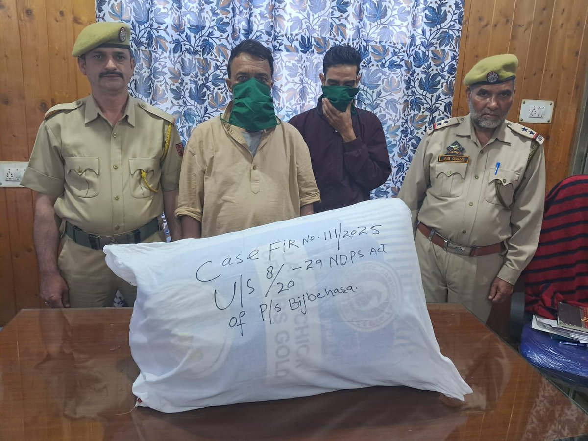 🚨 Anantnag Police bust drug racket!

In 2 ops, 4 drug peddlers arrested at Gund Baba Khalil &amp; Zirpara.
🔹 21 kg cannabis seeds recovered from Santro vehicle
🔹 128g Charas-like substance seized from bike-borne duo

Cases registered under NDPS Act.
#WarOnDrugs #AnantnagPolice