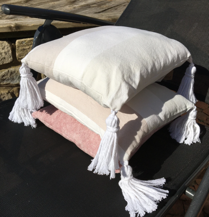 PrettyWittyNatt's tweet photo. Uber comfy tasselled cushions in sun-bleached washed out stripe, perfect for lazy days on the sun lounger.

https://t.co/6Jl7GZ1MJY
Buy me! Love me! Gift me!
https://t.co/zcKhCGSWPf

#summer2025 #BBQ #patio #Handmade #sun #relax #beachhouse
#sunbathe #chill #stripe #tassell https://t.co/p54HvmvDeY
