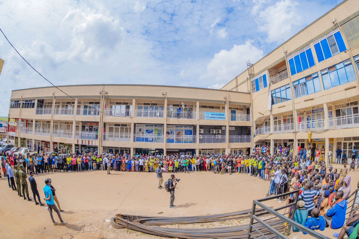 City of Kigali (@cityofkigali) on Twitter photo Mu muganda rusange usoza ukwezi, Abayobozi bāUmujyi wa Kigali bifatanyije nāabaturage bāUmurenge wa Gisozi muri <a href="/Gasabo_District/">Gasabo District</a>.
Ubuyobozi bwāUmujyi bwihanganishije ababuriye ibyabo mu nkongi yāumuriro iherutse kwibasira igice kimwe cyāaka gakiriro, butanga inama zāibikwiye Mu muganda rusange usoza ukwezi, Abayobozi bāUmujyi wa Kigali bifatanyije nāabaturage bāUmurenge wa Gisozi muri <a href="/Gasabo_District/">Gasabo District</a>.
Ubuyobozi bwāUmujyi bwihanganishije ababuriye ibyabo mu nkongi yāumuriro iherutse kwibasira igice kimwe cyāaka gakiriro, butanga inama zāibikwiye