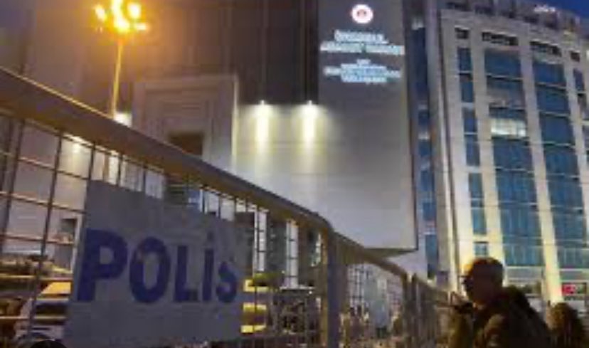 Dalga dalga hukuksuzluk…

İstanbul Büyükşehir Belediyesi ve ilçe belediyelerine yeni bir hukuksuz dalga. 

Daha önce <a href="/DEMGenelMerkezi/">DEM Parti</a> belediyelerine yapılan şimdi CHP’li belediyelere, ittifakla kazanılan belediyelere yönelik yapılıyor.

“Kent Uzlaşısı”, “İstanbul İttifakı”,