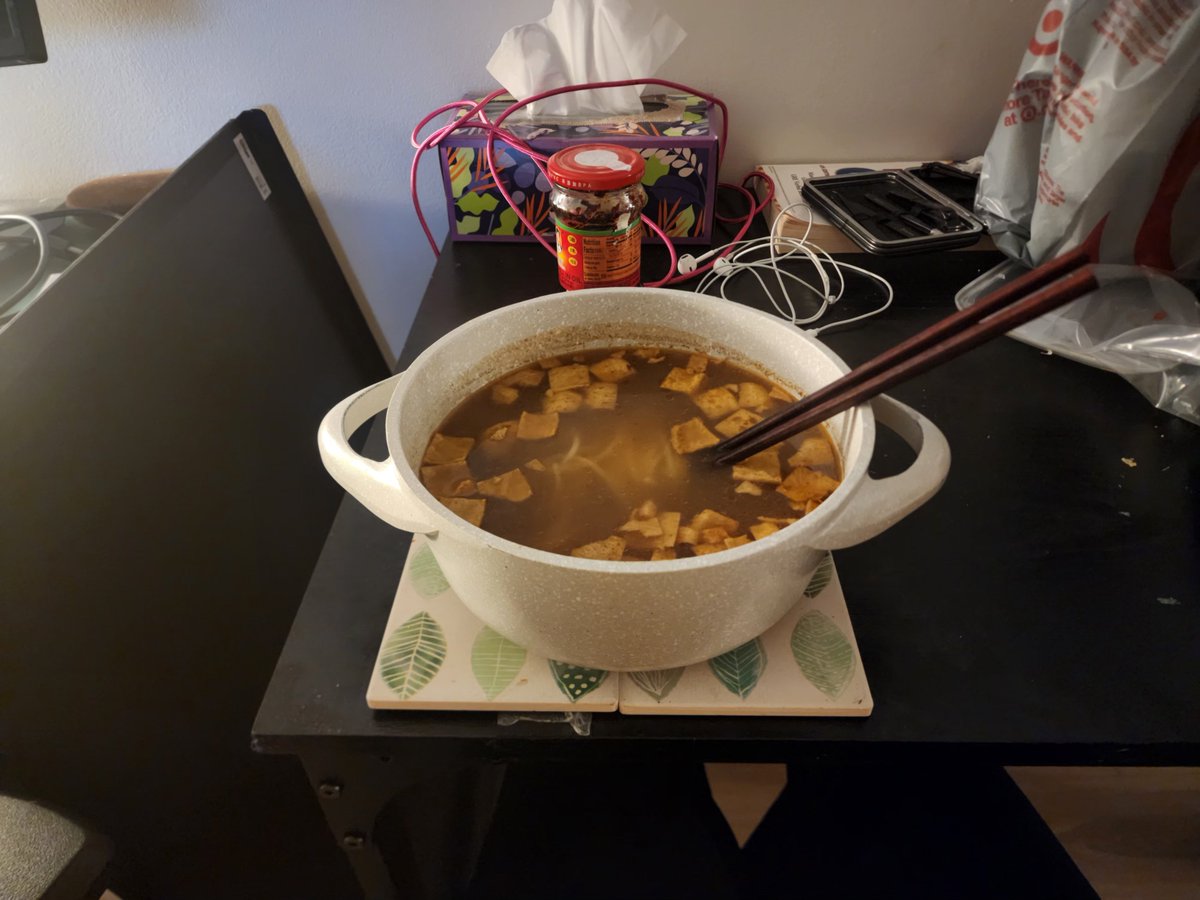 我就是 在凌晨两点吃螺蛳粉的坏人x
把小猫馋的哭哭的（什