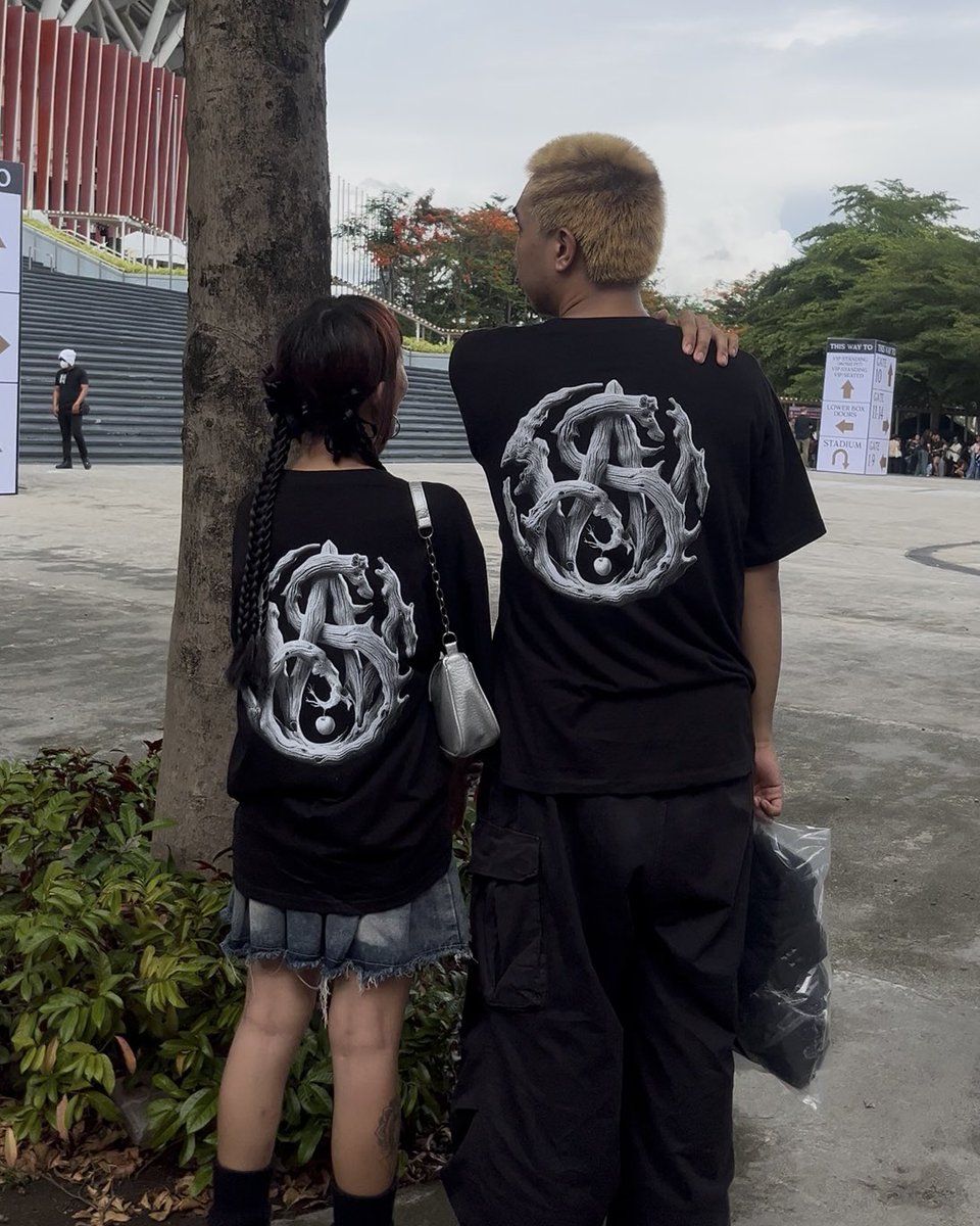 SB19Official's tweet photo. A’TIN rocking their Simula at Wakas World Tour Kickoff official merch 🍎

Shop the look and don’t miss out on getting your exclusive tour merch, located at the following locations:

📍Outer Plaza (Black Box)
📍Main Lobby Right
📍Main Lobby Left

#SimulaAtWakas #SB19
#SB19SimulaAtWakas #SB19SaW
#SaWWorldTour #SaWWorldTourKickoff