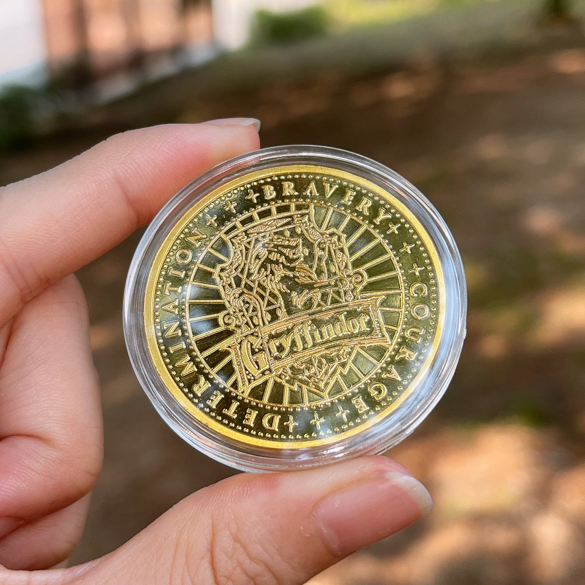 해리포터 기숙사 코인 온라인몰 업로드되었습니다 😊 전 세계 5,000개 한정 제작된 상품으로, 모든 코인에는 넘버링이  기재되어있습미다. 전용 코인함에 담긴 코인은 여실 수 있으나, 공정 상 모든 코인 옆면에 얼룩이 있으니 상세페이지 확인