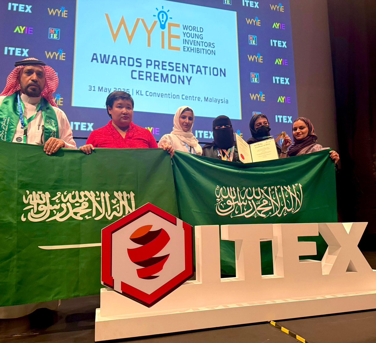 استمراراً لتميزها ورعايتها للابداع والابتكار والموهبة طالبات كلية الطب ب #جامعة_الامام_محمد_بن_سعود 
فرح مفوض العنزي
ديما فهد الجربوع
يارا خالد السرحان
جوري عبدالله القرني
يحصدن الذهب في 
ختام معرض #ITEX2025  للابتكارات والاختراعات في دورته الـ36 بكوالالمبور