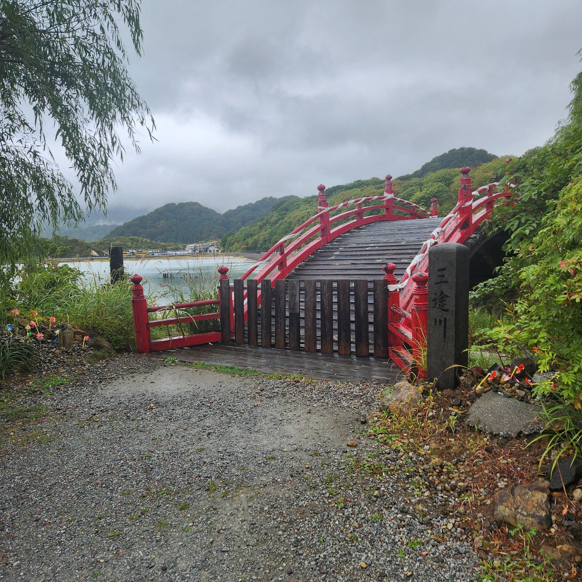 syojiro's tweet photo. 硫黄の匂いがたち込み物々しい雰囲気....渡れないように柵がしてあった、柵の前で踏み止まった人の足跡がたくさん....#三途川 https://t.co/Ofu8KiIYiT