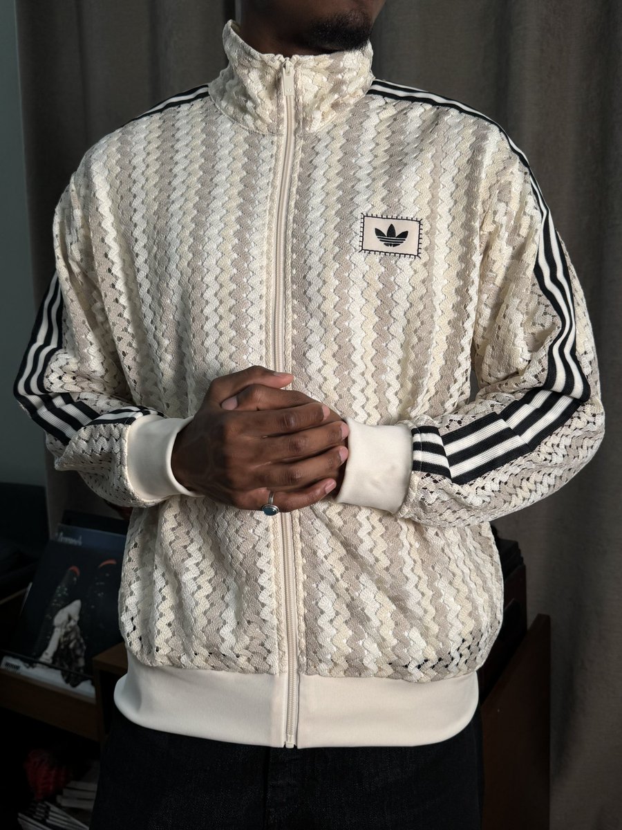 CaminoTV's tweet photo. Tous les détails sur la veste c’est trop (par contre faut un tee blanc en dessous elle est transparente)  

Lien affilié : https://t.co/1ktJ2uPoZ0 (90€) https://t.co/DEaTNnWx2m