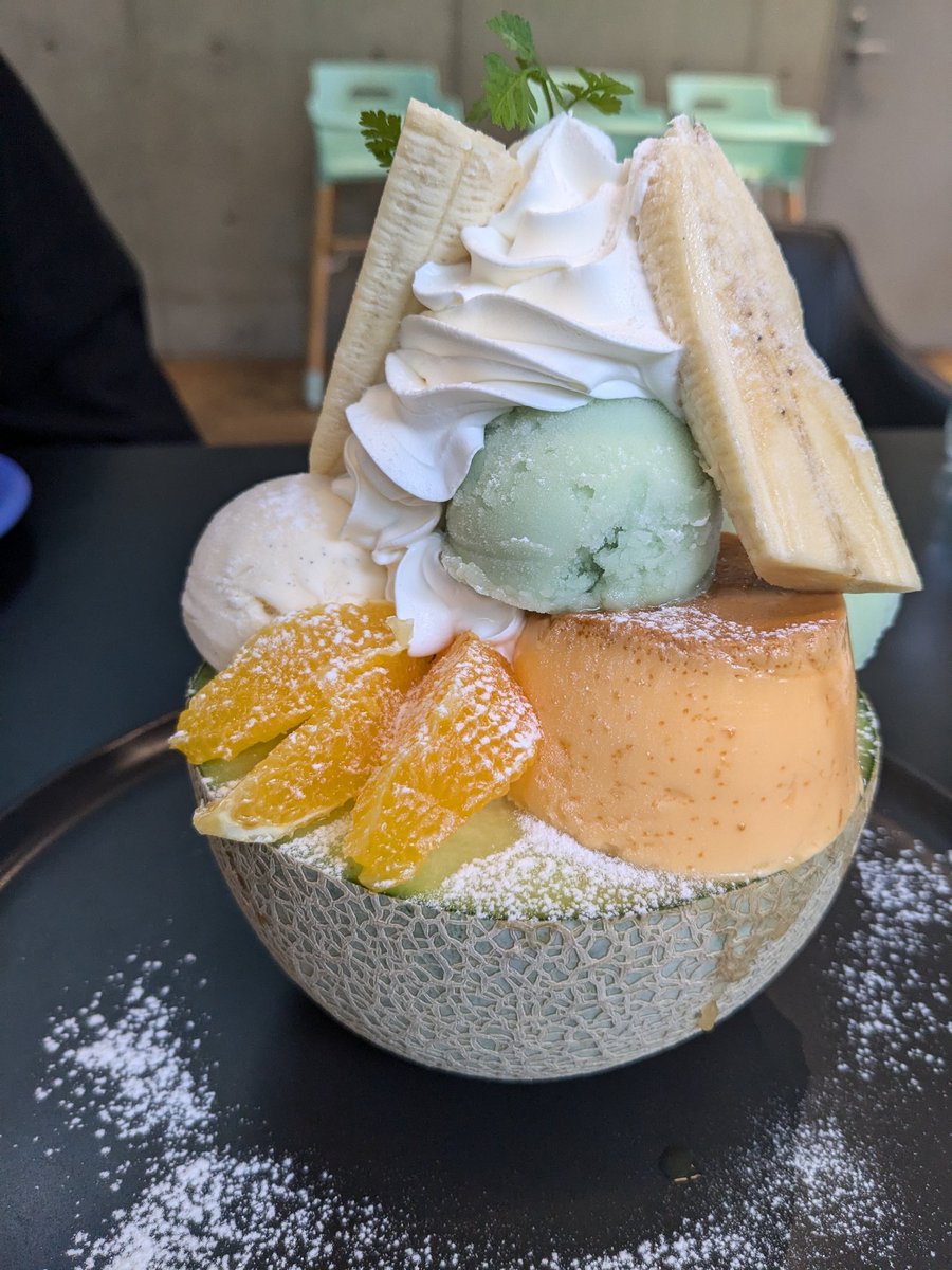 vv_akiko's tweet photo. 長男とデート

お目当てはメロンパフェ🍈
健くんがいてもおかしくないオシャンティーなお店でした
払うつもりだったのに、初任給でおごってくれた！
お高い和牛のオムライスなんか頼んでごめんね😅
おいしかった！
ごちそうさま😋

#eggg https://t.co/UvViHhX28S