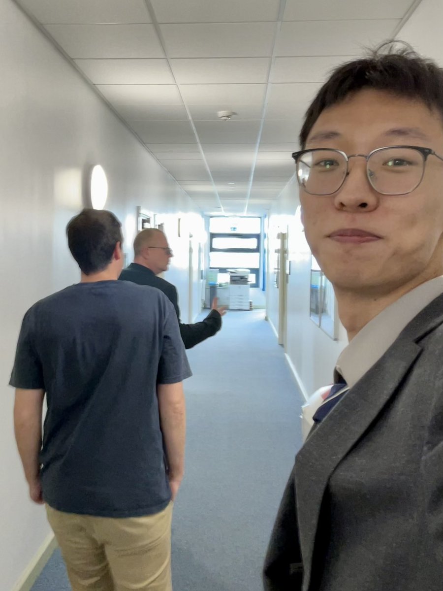 ZiheLiii's tweet photo. Passed my PhD viva🥳
Ready to start a new story🎒
Deepest gratitude for my supervisors
@BowenNEMESIS @H_Khanbareh and James😊😊 https://t.co/00dGdACSbM