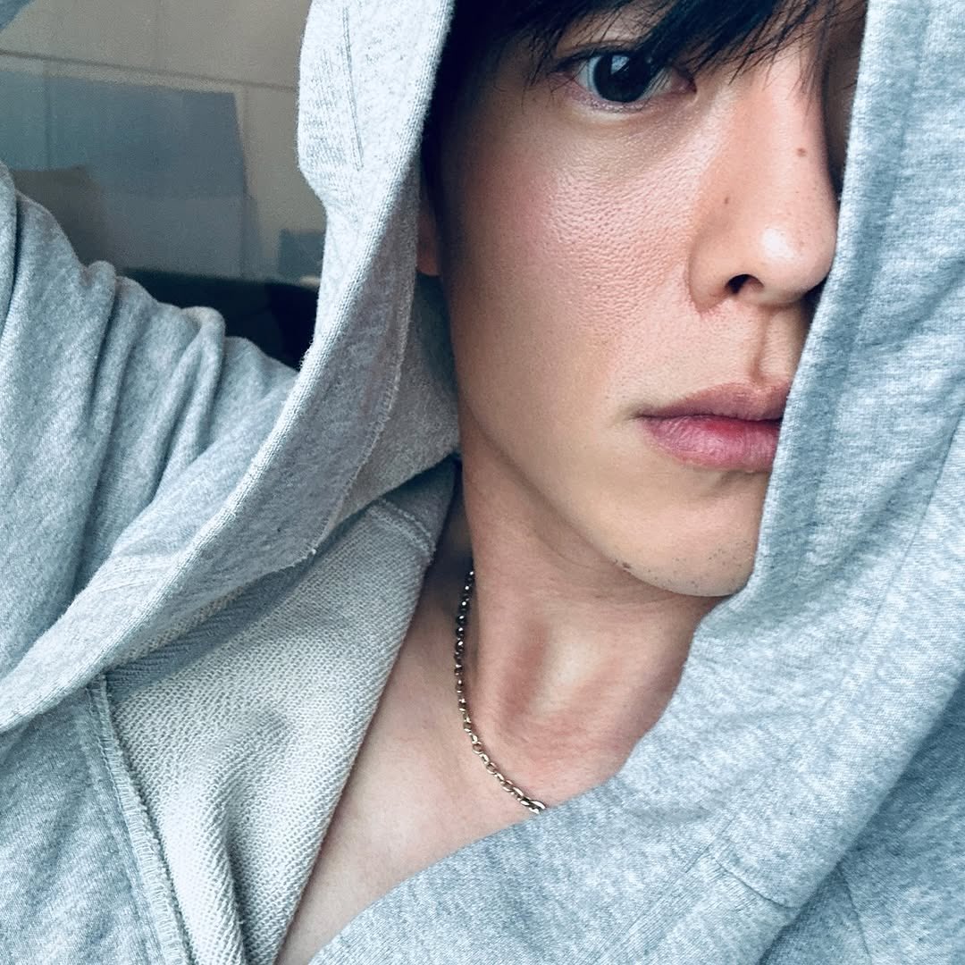 JUST GOT HIT WITH FRESHLY WOKEN UP JANGKIYONG — SCRUFFY, HOODIE ON, NOTHING UNDERNEATH… MY BRAIN SHORT-CIRCUITED INSTANTLY.