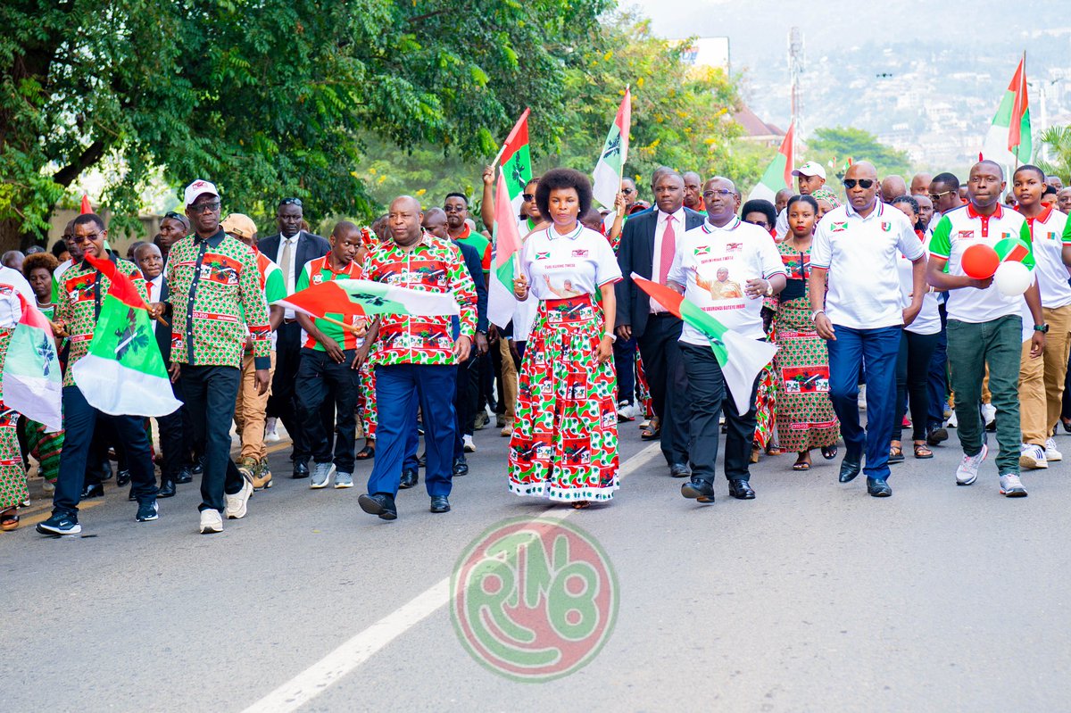 RTNBurundi's tweet photo. #Burundi : Une marche d'envergure, véritable démonstration de force, a rassemblé une foule immense de Bagumyabanga venus des différents quartiers de la ville de #Bujumbura sur le boulevard Mwezi Gisabo en @MairieBujumbura.

Cette marche, marquant la clôture de la campagne électorale du parti @CnddFdd, a été rehaussée par le Président de la République et également Président du Conseil des Sages du parti de l’aigle, @GeneralNeva, accompagné de son épouse @Burundi1stLady, du Secrétaire Général du parti @CnddFdd, @R_Ndikuriyo, du Secrétaire Général Adjoint, du Président du @Burundi_senat, @HonSinzohagera, du Président de l'Assemblée Nationale Daniel Gélase Ndabirabe, ainsi que de hauts cadres du pays issus du parti au pouvoir @CnddFdd. 

Le Chef de l'Etat burundais a parcouru toute la colonne en saluant les Bagumyabanga qui l’attendaient impatiemment le long du boulevard Mwezi Gisabo.

Cette marche exceptionnelle est animée par des chansons célébrant les œuvres de développement réalisées par le parti au pouvoir depuis 2005, jusqu’au terrain de l’École Technique Secondaire de Kamenge, où se déroulent les activités de la campagne électorale pour les Députés et les Conseillers communaux.