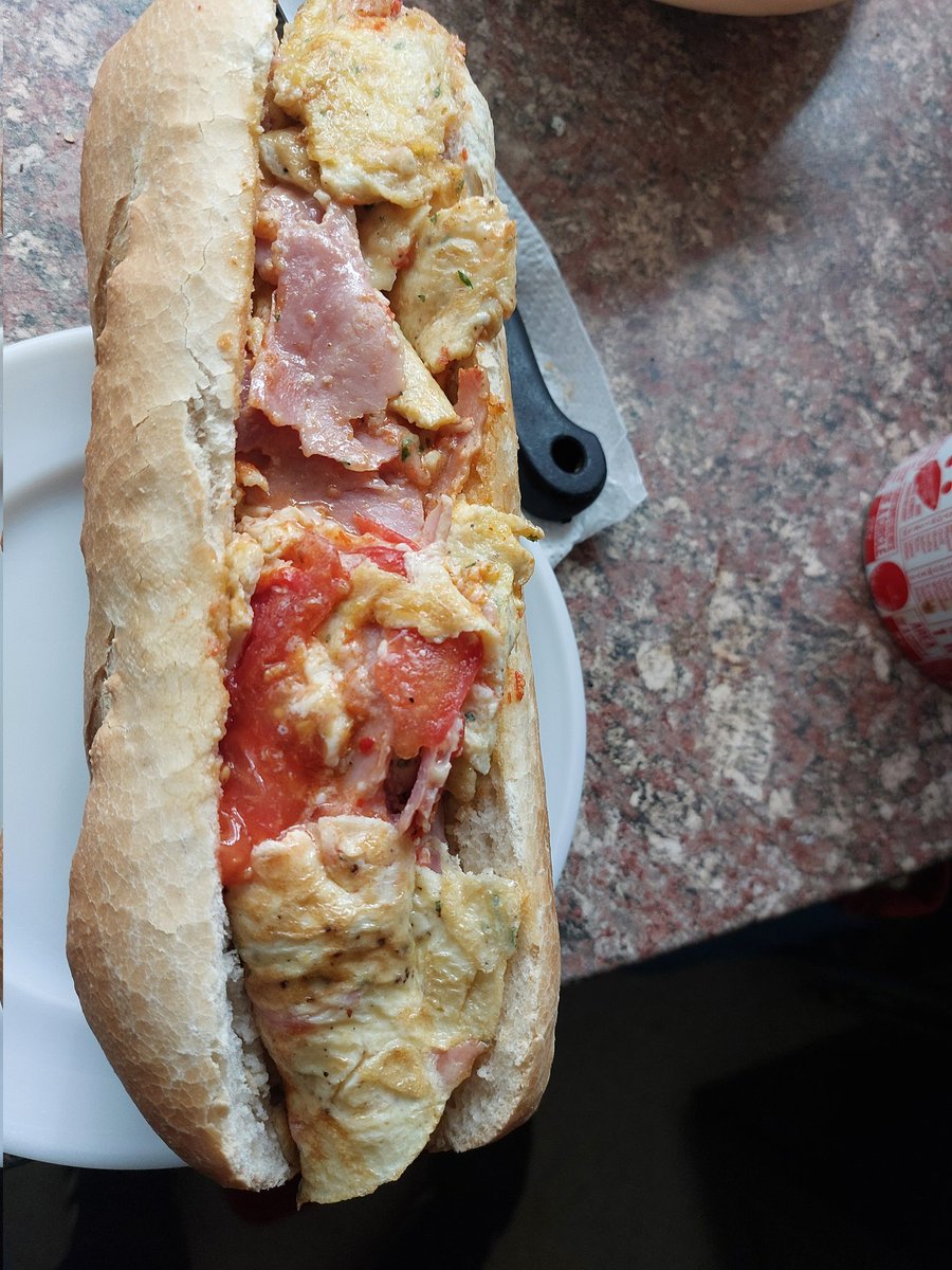 joblijob16's tweet image. #Ham and tomato 
#omelette 
#baguette, anyone?