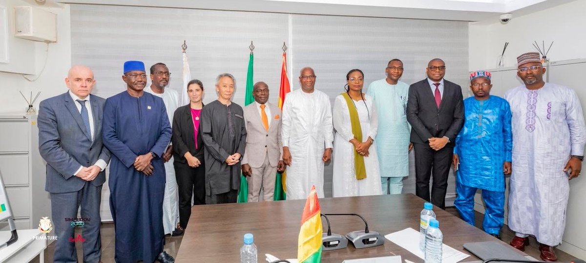 Primature de la République de Guinée (@primaturegn) on Twitter photo Vendredi 30 mai 2025 – Le <a href="/PMGUINEE17/">Le Premier ministre Amadou Oury Bah</a> Amadou Oury BAH, entouré des membres de son cabinet, a reçu en audience, au Palais de la Colombe, une délégation du comité exécutif des partenaires techniques et financiers de la Guinée (COMEX). La délégation, conduite par la Coordinatrice Vendredi 30 mai 2025 – Le <a href="/PMGUINEE17/">Le Premier ministre Amadou Oury Bah</a> Amadou Oury BAH, entouré des membres de son cabinet, a reçu en audience, au Palais de la Colombe, une délégation du comité exécutif des partenaires techniques et financiers de la Guinée (COMEX). La délégation, conduite par la Coordinatrice